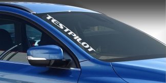 Sticker Frontscheibe Aufkleber als origineller und genialer Carsticker in Schwarz auf weißer glatter Fläche