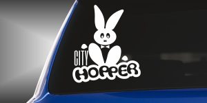 Sticker Hase Aufkleber als originelles und fantastisches Stickermotiv in Weiß auf schwarzer Heckscheibe