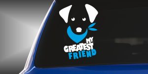 Sticker Hundeaufkleber als origineller und individueller Car-Sticker in Weiß und Hellblau auf schwarzer Heckscheibe