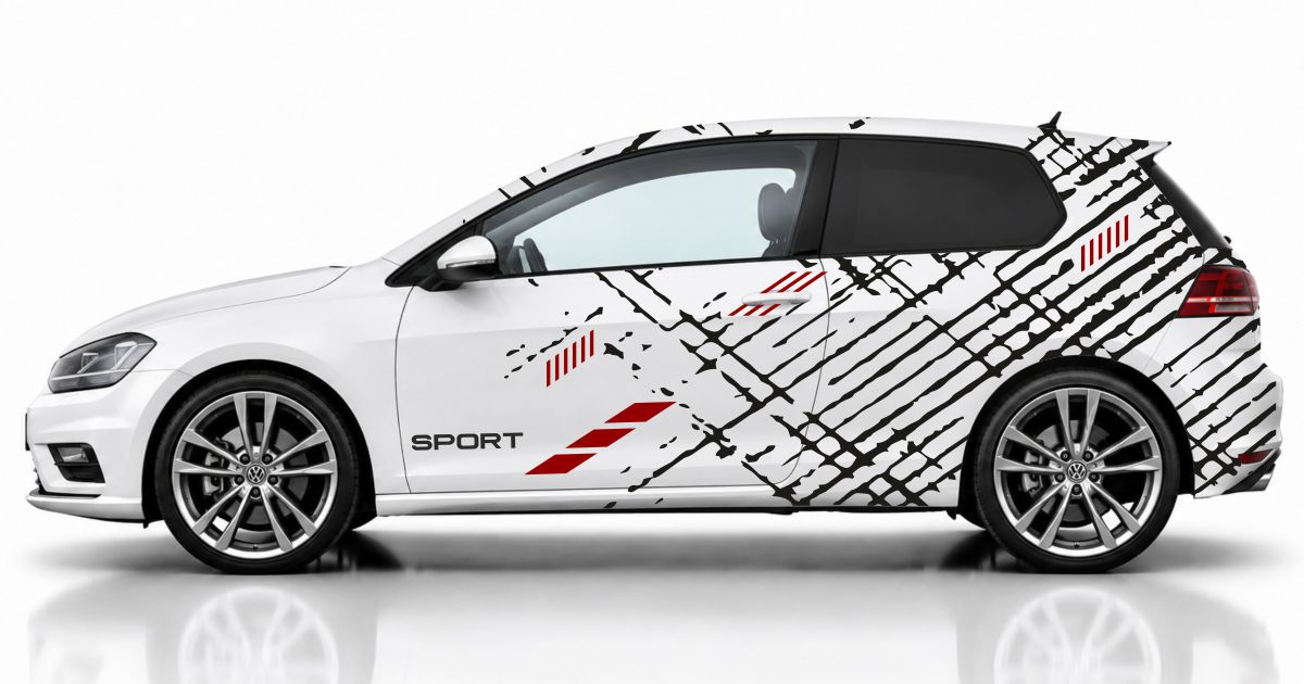 Streifen Auto in Schwarz und Dunkelrot auf einem weißen VW Golf 7