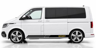 T6 Bus Racing Set in Schwarz und Gelb auf einem weißen VW T6