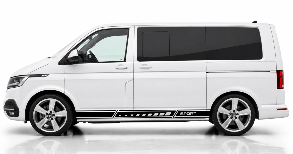 T6 Bus Rally in Schwarz auf einem weißen VW T6