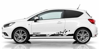 Türaufkleber in Schwarz und Dunkelrot auf einem weißen Opel Corsa