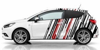 Tuning Aufkleber in Schwarz und Dunkelrot auf einem weißen Opel Corsa