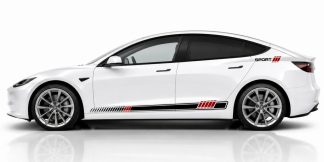 Tuning Streifen Folie in Schwarz und Dunkelrot auf einem weißen Tesla Model 3