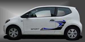 Tuning Vinyl als sportlicher und attraktiver Racing-Streifen in Schwarz und Blau auf weißem VW UP