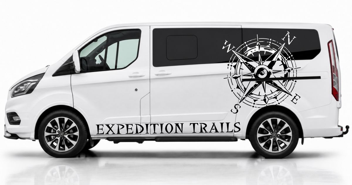 Van Aufkleber in Schwarz und Weiss auf einem weißen Ford Tourneo Custom