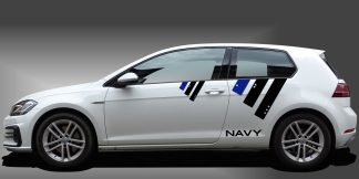 Vinyl Aufkleber als sportlicher und attraktiver Rallyestreifen in Schwarz und Blau auf weißem VW Golf 7