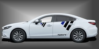 Vinyl Auto als sportlicher und ausgefallener Seitenaufkleber in Schwarz und Blau auf weißem Mazda 6