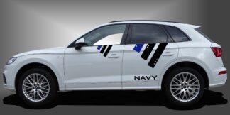 Vinyl Autoaufkleber als sportliche und coole Zierstreifen in Schwarz und Blau auf weißem Audi Q5
