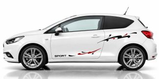 Vinyl Autofolie in Schwarz und Dunkelrot auf einem weißen Opel Corsa