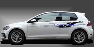 Zierstreifen in Schwarz und Blau auf weißem VW Golf 7